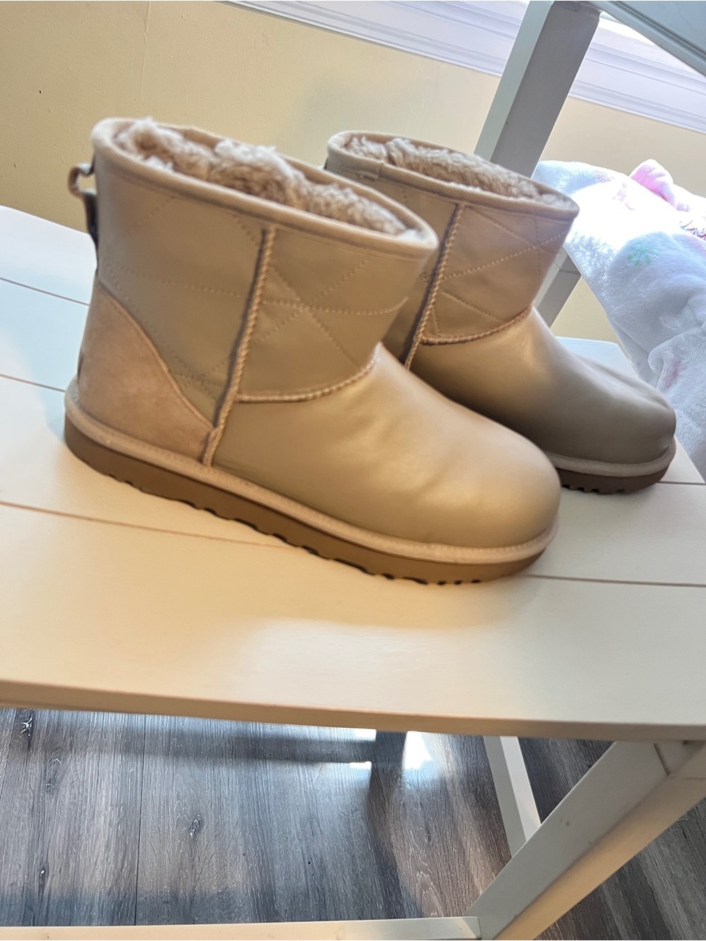 New UGG! Women's Short Winter Boots - Cream Faux-Shearling Lined READY FOR FALL. - Picture 2 of 11